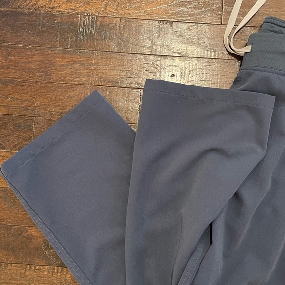 FIGS Women's Scrub Set Size Small- Dark Harbor - Picture 4 of 6